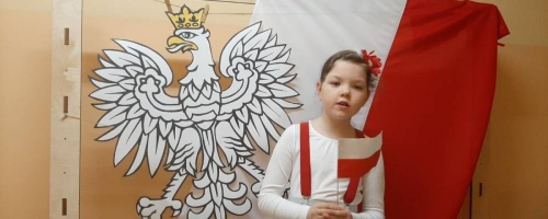 Uczennice biorące udział w festiwalu Pieśni Patriotycznej w Bytomiu (on-line)