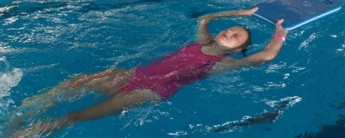 Klasa III uczy się pływać